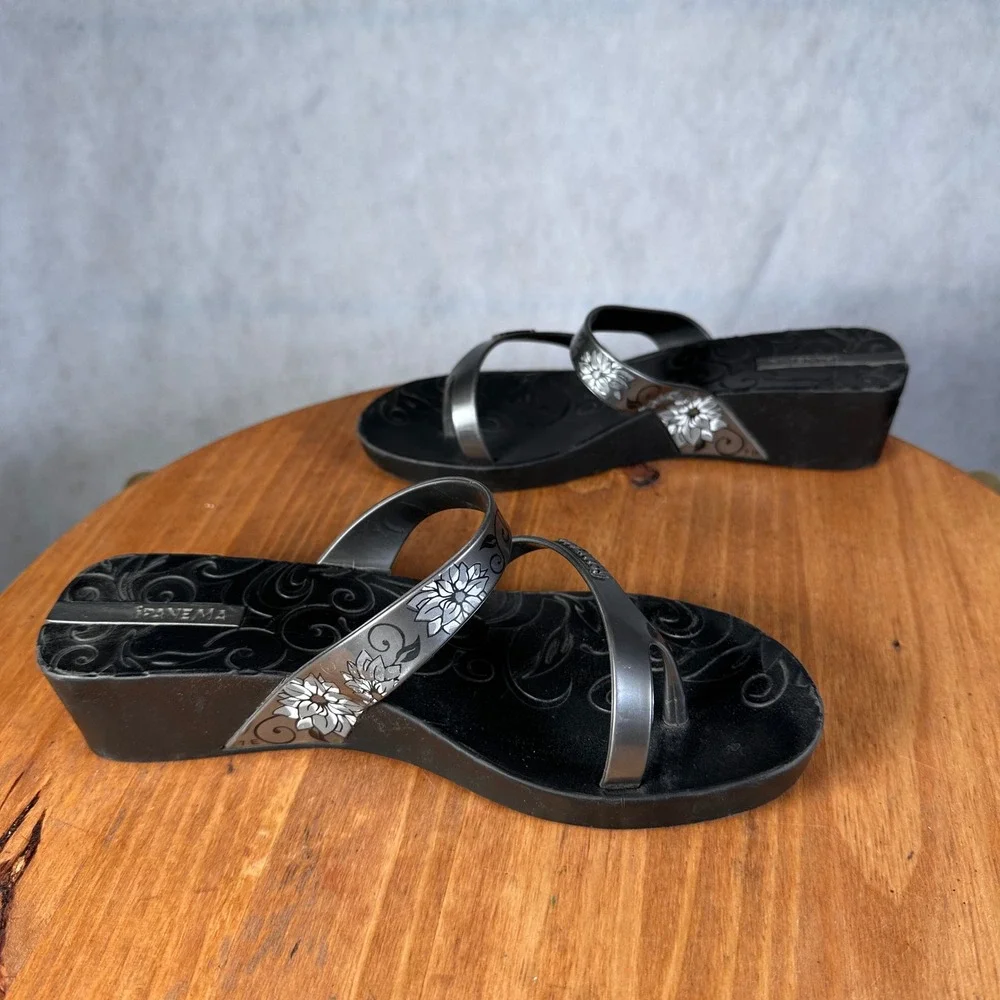 Ipanema Wedge Sandals Women Size 8 Black Silver Floral Platform Flip Flops Good